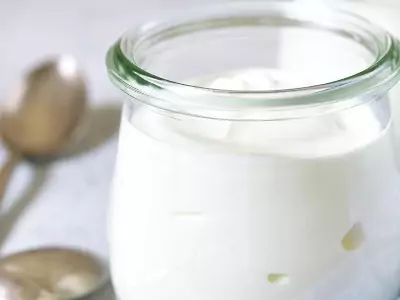 yogurt natural en un envase