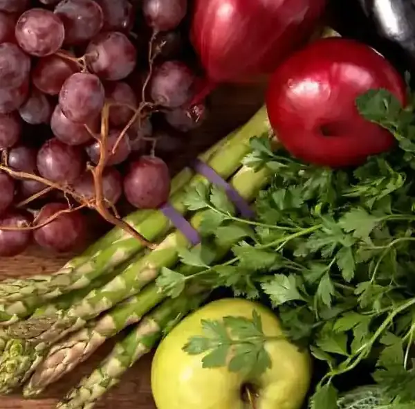 verduras organicas puestas sobre una mesa